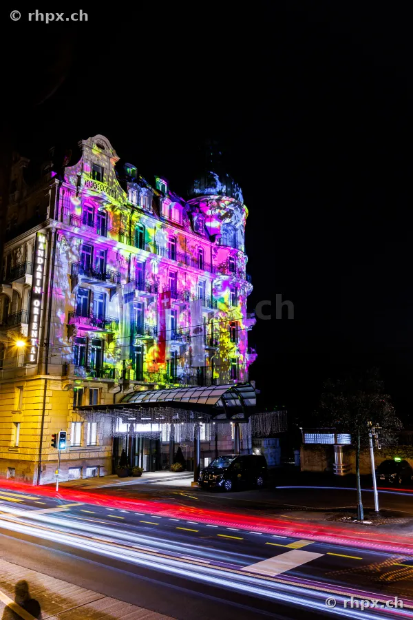 Fassadenbeleuchtung des Hotels Mandarin Oriental in Luzern während des Lilu Lichtfestivals bei Nacht