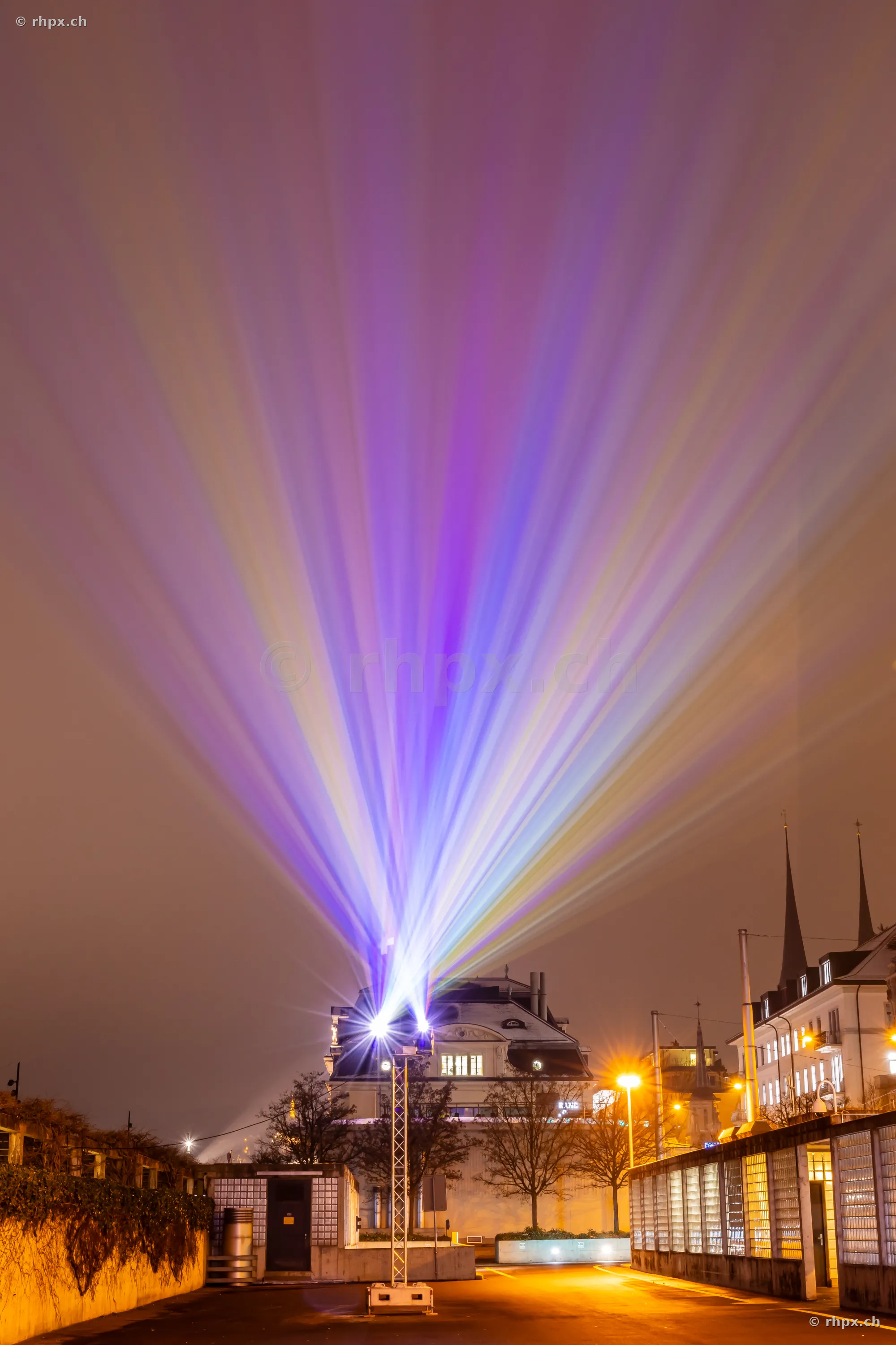 Lichtprojektionen in den Nachthimmel während des LiLu Lichtfestivals in Luzern.