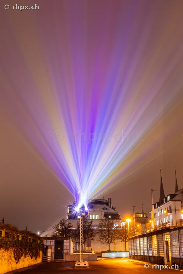 Lichtprojektionen in den Nachthimmel während des LiLu Lichtfestivals in Luzern.