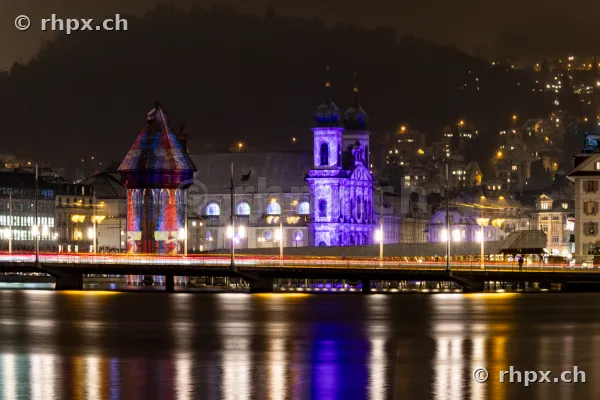 Beleuchtete Fassade der Jesuitenkirche während des Lilu Lichtfestivals in Luzern bei Nacht