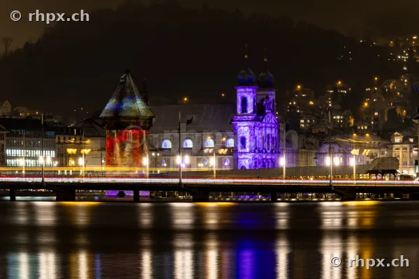 Wasserturm und Jesuitenkirche in Luzern beleuchtet während des Lilu Lichtfestivals 2024