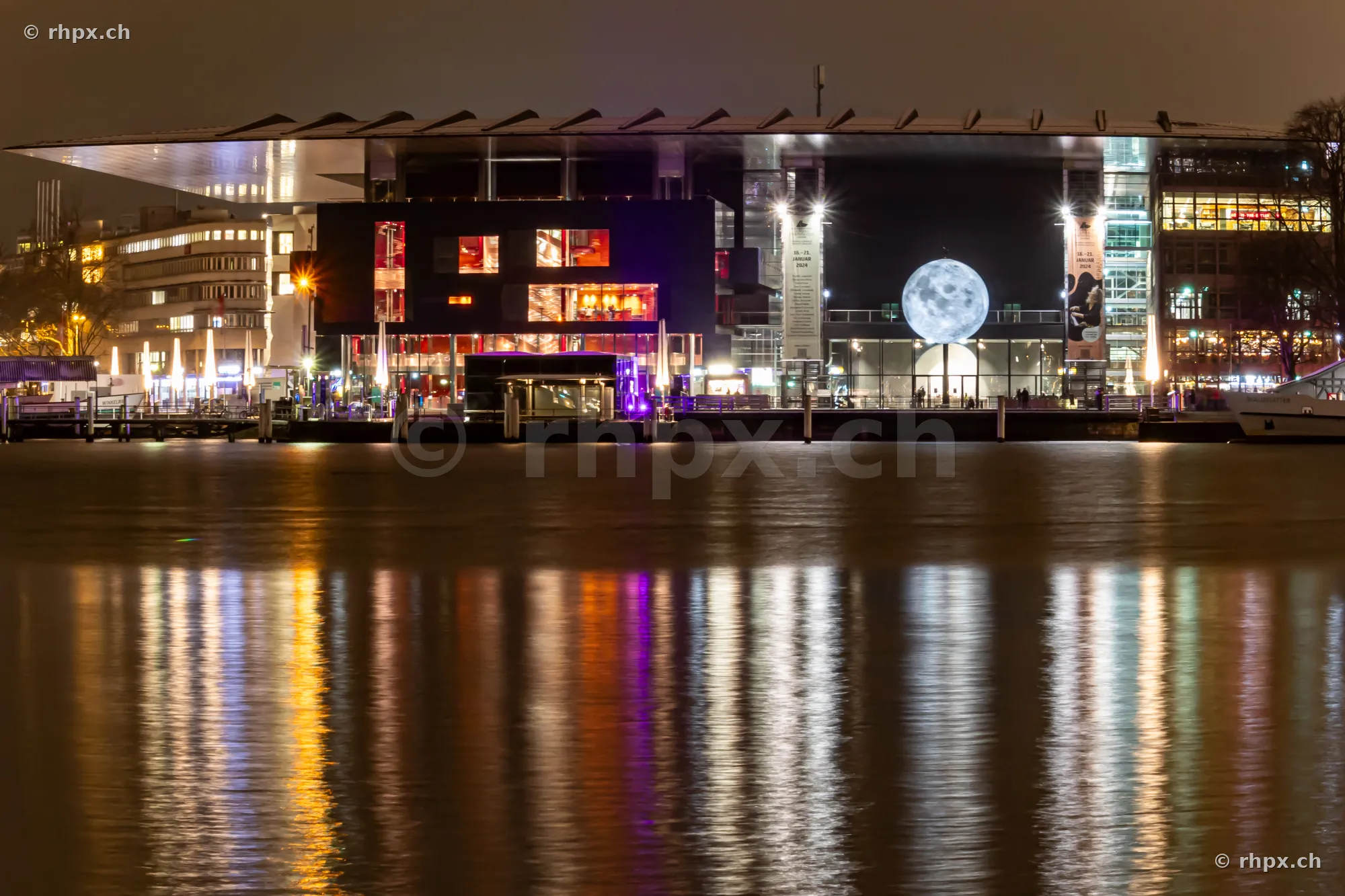Das beleuchtete KKL Luzern mit einer Mond-Projektion am Lilu Lichtfestival bei Nacht