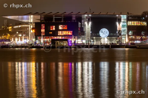 Das beleuchtete KKL Luzern mit einer Mond-Projektion am Lilu Lichtfestival bei Nacht