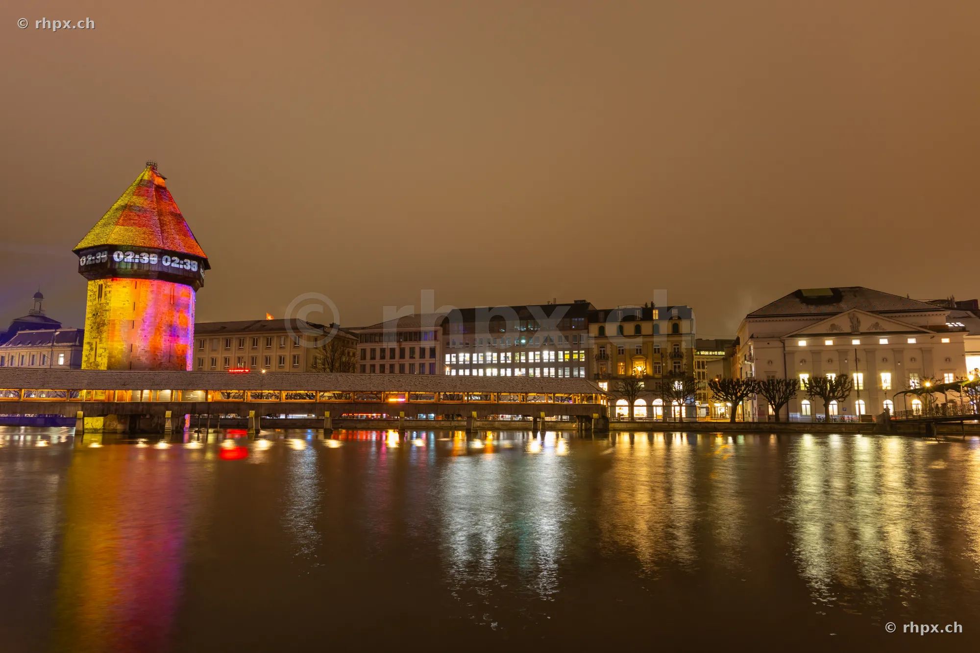 Beleuchteter Wasserturm und Kapellbrücke am Lilu Lichtfestival in Luzern bei Nacht