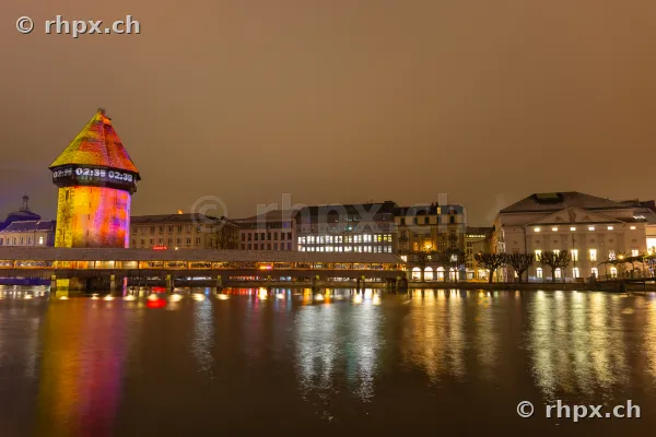Beleuchteter Wasserturm und Kapellbrücke am Lilu Lichtfestival in Luzern bei Nacht