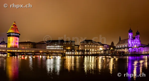 Lichtinstallationen an der Kapellbrücke und Jesuitenkirche während des Lilu Lichtfestivals in Luzern.