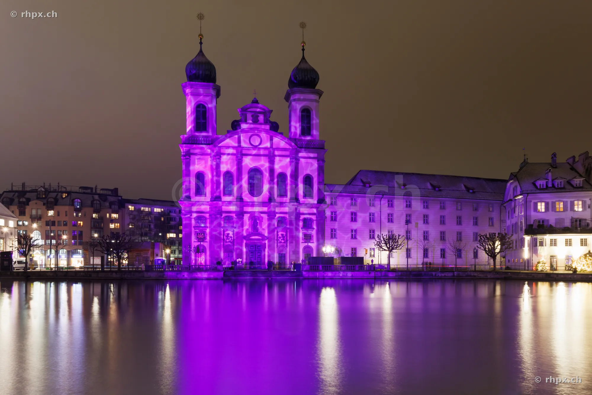 Die Jesuitenkirche in Luzern wird am Lilu Lichtfestival 2024 violett beleuchtet.