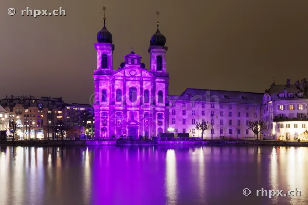 Die Jesuitenkirche in Luzern wird am Lilu Lichtfestival 2024 violett beleuchtet.