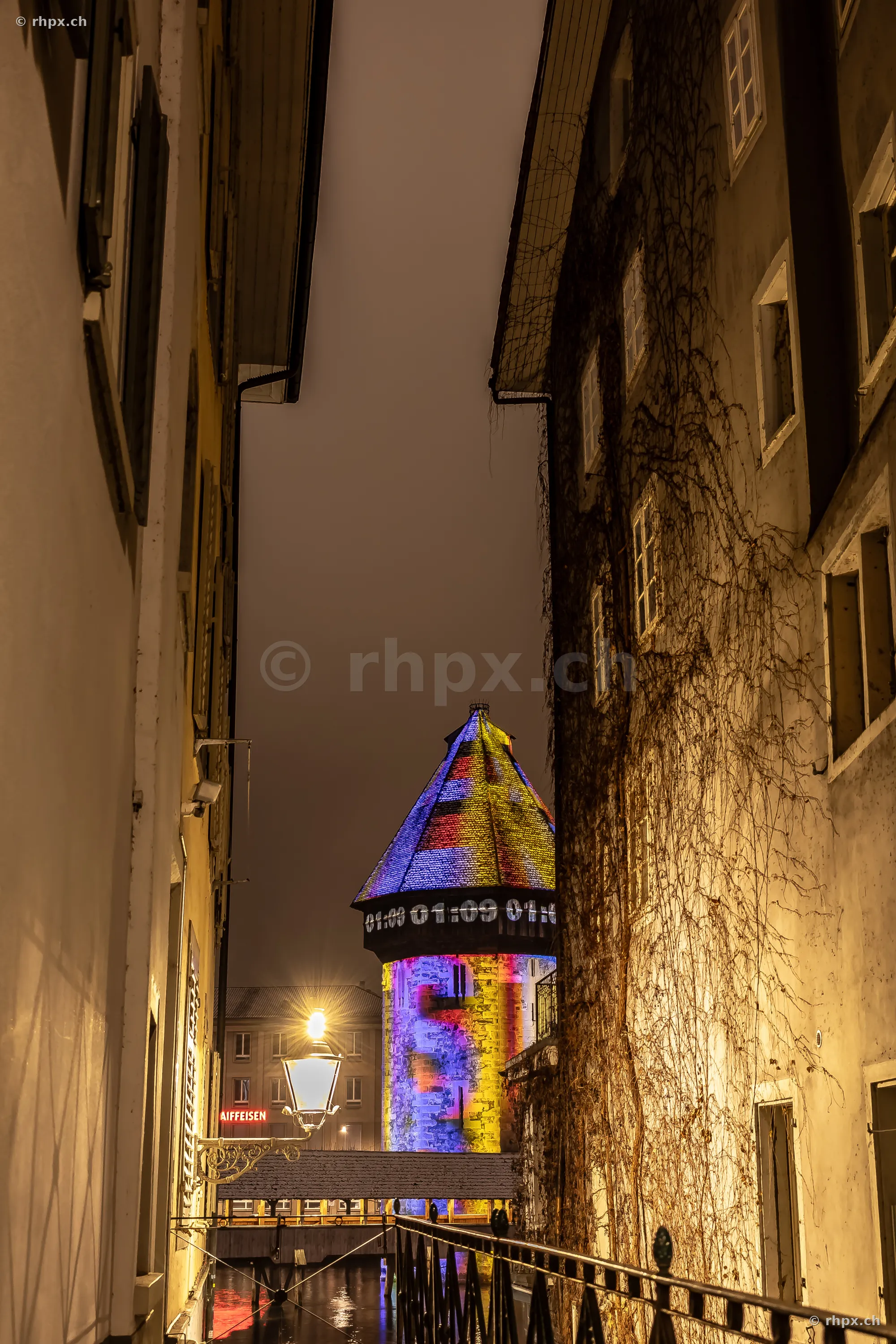 Wasserturm der Kapellbrücke in Luzern bei Nacht während des Lilu Lichtfestivals 2024