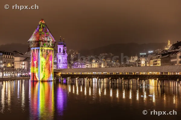 Wasserturm und Kapellbrücke in Luzern bei Nacht mit Lichtprojektionen vom Lilu Festival