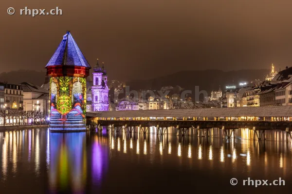 Wasserturm und Kapellbrücke beleuchtet während des Lilu Lichtfestivals in Luzern bei Nacht
