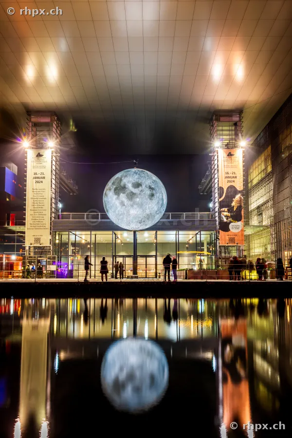 Beleuchtete Mond-Installation vor dem KKL Luzern während des Lichtfestivals Lilu.