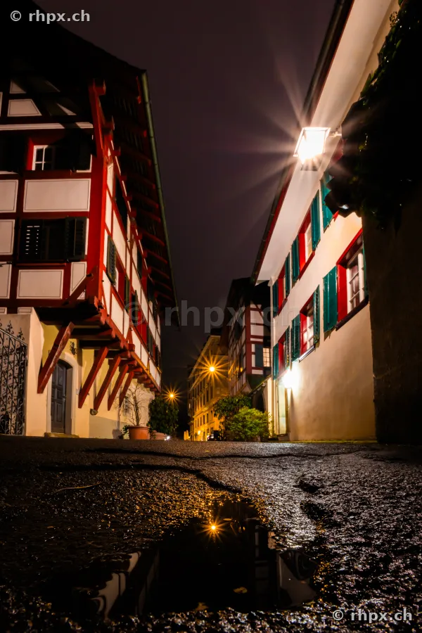 Tiefperspektive einer nächtlichen Gasse mit Fachwerkhäusern in der Altstadt von Luzern
