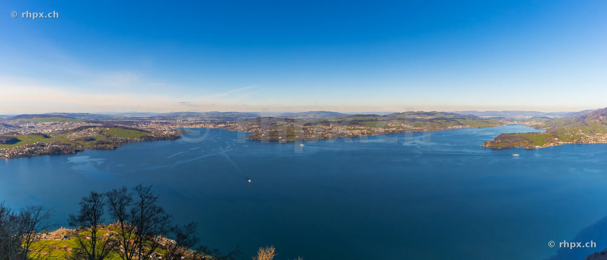 Weitwinkelaufnahme des Vierwaldstättersees aus der Vogelperspektive vom Bürgenstock aus gesehen