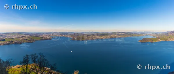 Weitwinkelaufnahme des Vierwaldstättersees aus der Vogelperspektive vom Bürgenstock aus gesehen