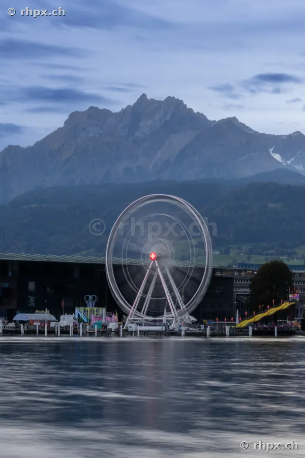 Riesenrad am Ufer des Vierwaldstättersees mit dem Pilatus im Hintergrund
