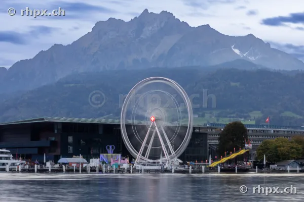 Riesenrad bei der Schiffsanlegestelle vor dem KKL in Luzern mit dem Pilatus im Hintergrund