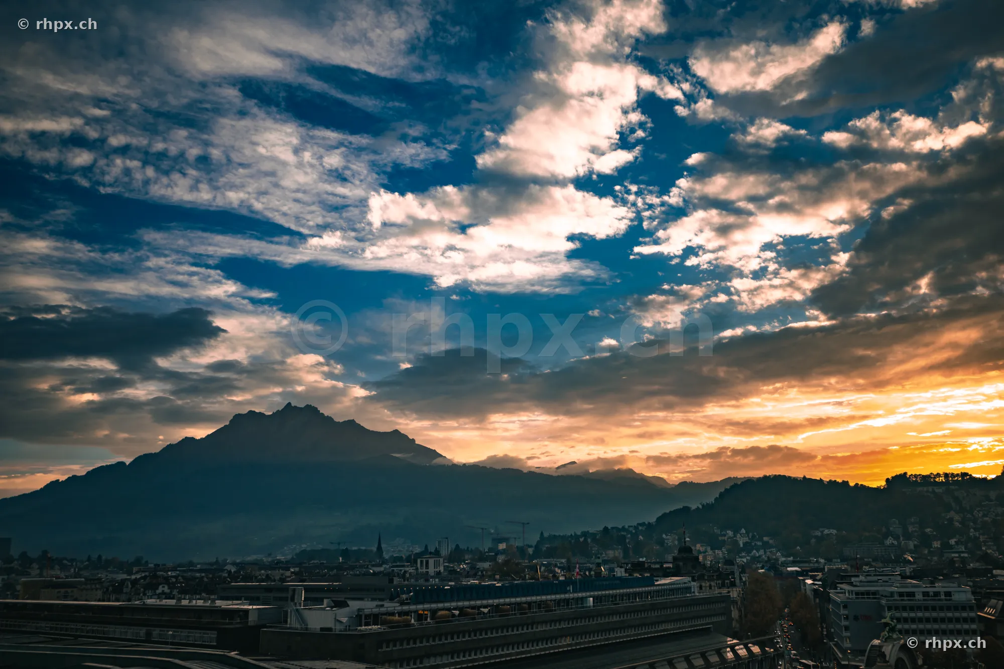 Stadtansicht von Luzern mit dem Berg Pilatus bei Sonnenuntergang