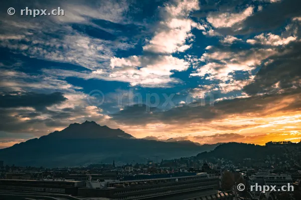 Stadtansicht von Luzern mit dem Berg Pilatus bei Sonnenuntergang