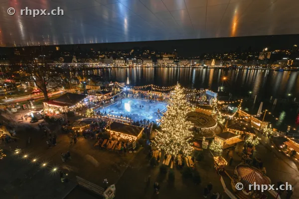 Nächtlicher Blick auf die Eislaufbahn und den Weihnachtsbaum am Europaplatz vor dem Luzerner Seebecken