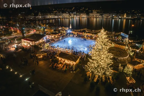 Nächtliche Ansicht des Weihnachtsmarkts mit Eisfeld vor der beleuchteten Luzerner Seepromenade