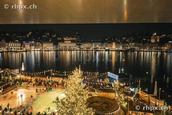 Nächtliche Ansicht des Weihnachtsmarktes und der Eislaufbahn vor der beleuchteten Luzerner Altstadt