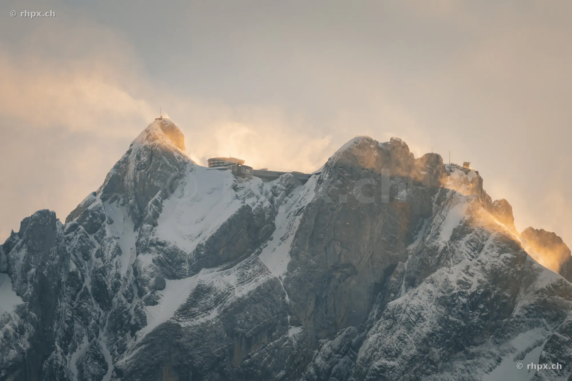 Die schneebedeckten Gipfel des Pilatus bei Luzern im Abendlicht