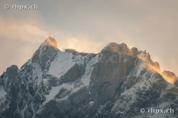 Die schneebedeckten Gipfel des Pilatus bei Luzern im Abendlicht