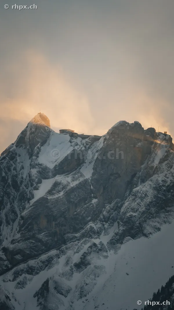 Blick auf den Pilatus Gipfel mit Schnee und Hotelgebäude bei Abendlicht