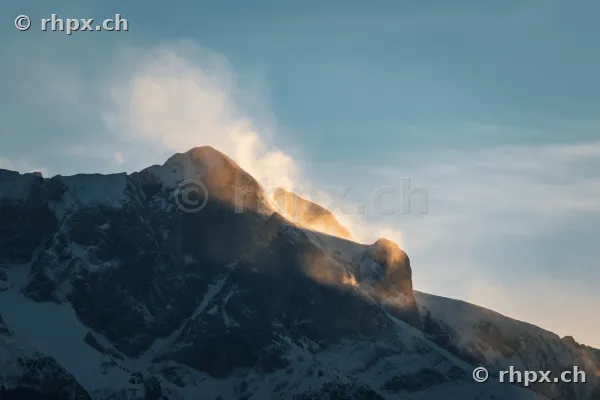 Verschneiter Berggipfel des Pilatus bei Luzern im Abendlicht