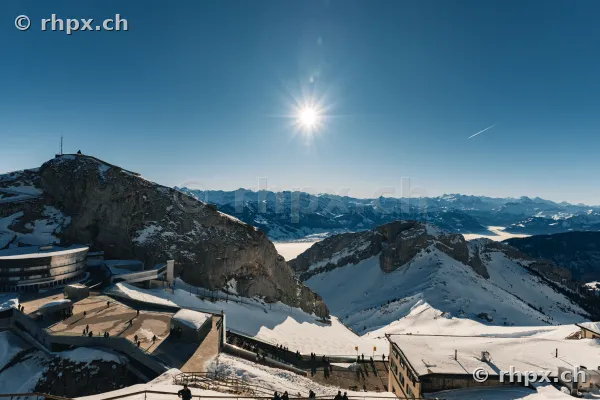 Blick vom Pilatus Kulm über die verschneite Berglandschaft bei sonnigem Wetter