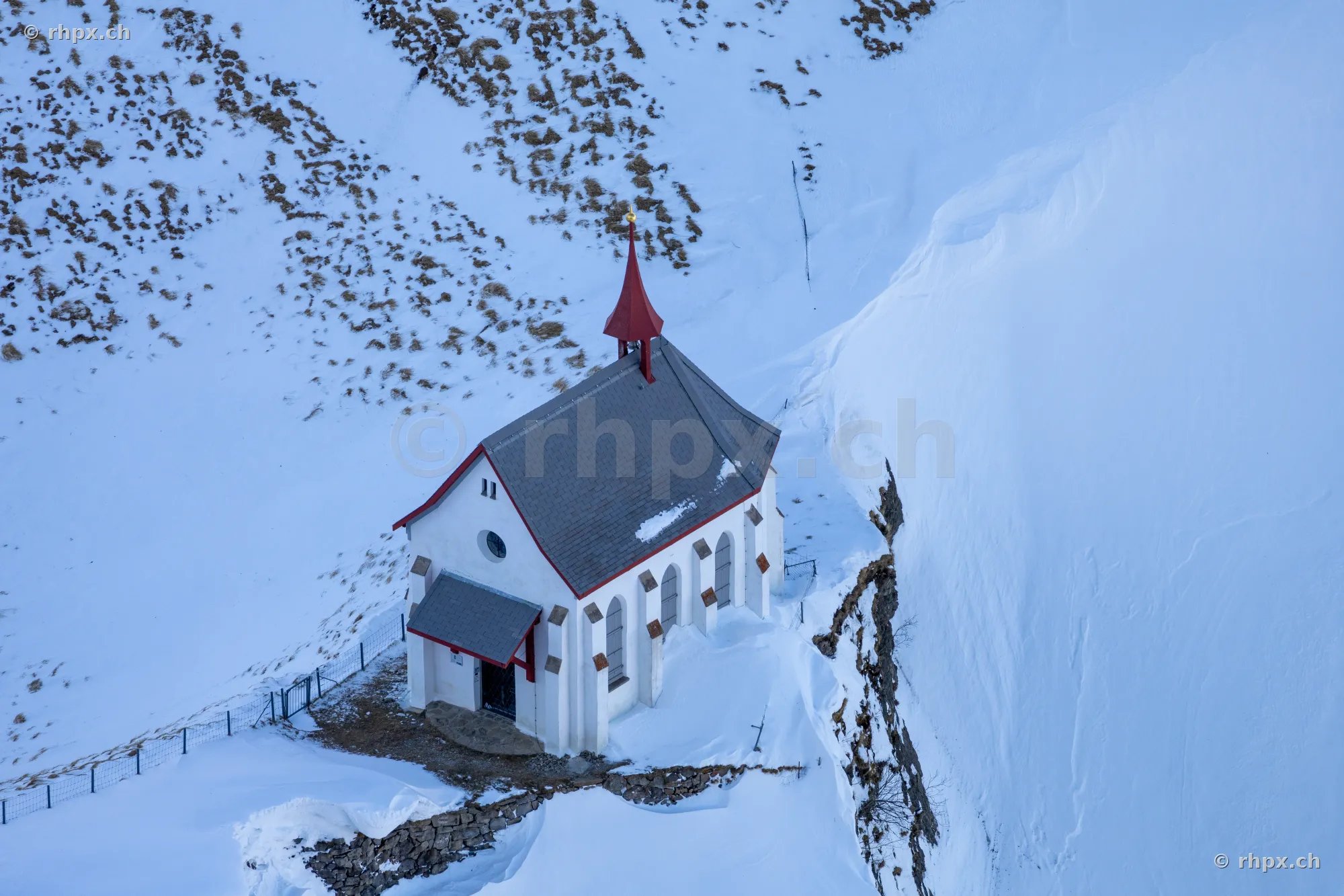 Vogelperspektive der verschneiten Klimsenkapelle auf dem Pilatus bei Luzern