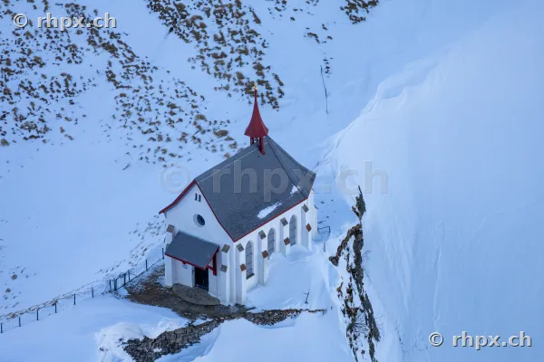 Vogelperspektive der verschneiten Klimsenkapelle auf dem Pilatus bei Luzern
