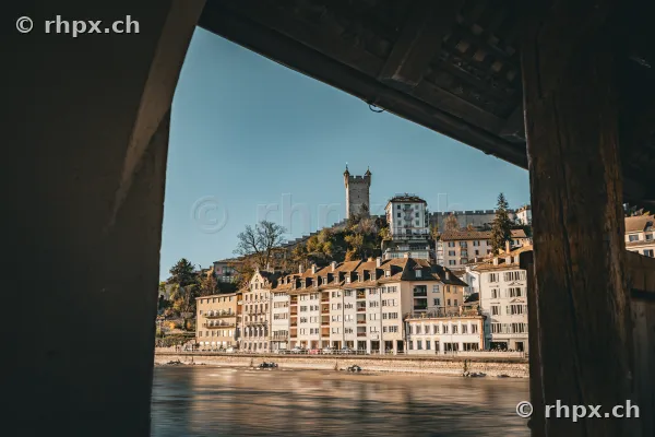 Blick durch einen Brückendurchgang auf die Häuserzeile und die Museggmauer in Luzern