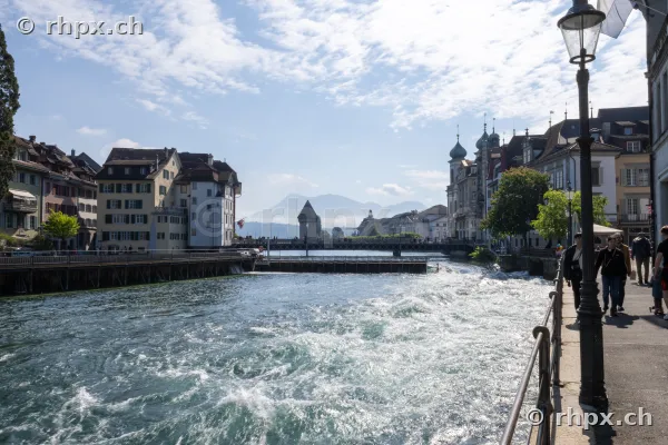 Blick auf die Reuss in Luzern mit der Spreuerbrücke und dem Berg Pilatus im Hintergrund
