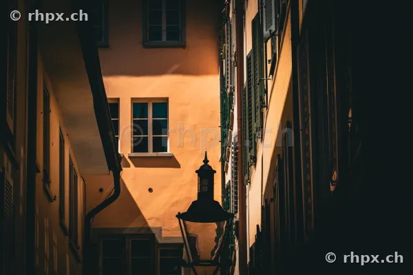 Fassaden in einer schmalen Gasse in Luzern mit Laterne