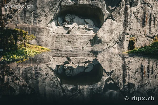 Löwendenkmal in Luzern im Fels mit Spiegelung im Wasserbecken