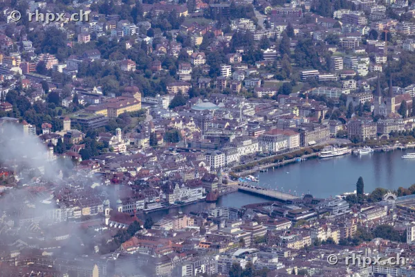 Luftaufnahme von Luzern mit Reuss und Kapellbrücke bei Dunst
