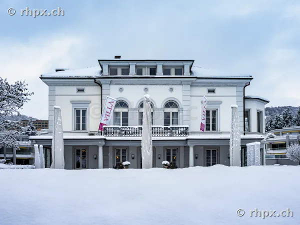 Villa Schweizerhof in Luzern bedeckt mit Schnee unter bewölktem Himmel