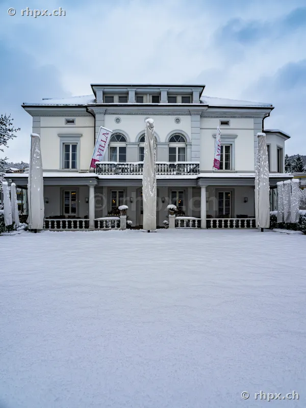 Die Villa Schweizerhof in Luzern vor einer verschneiten Terrasse