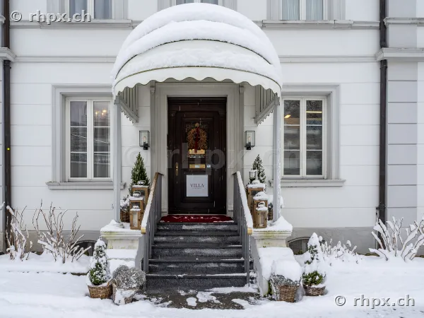 Haupteingang mit Vordach der Villa Schweizerhof in Luzern im Schnee