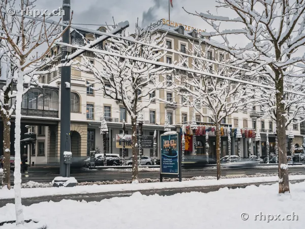 Das Hotel Schweizerhof in Luzern an einem verschneiten Wintertag.