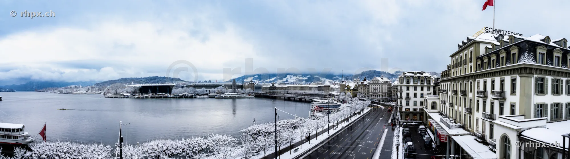 Blick auf das Hotel Schweizerhof und den schneebedeckten Vierwaldstättersee in Luzern