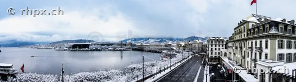 Blick auf das Hotel Schweizerhof und den schneebedeckten Vierwaldstättersee in Luzern