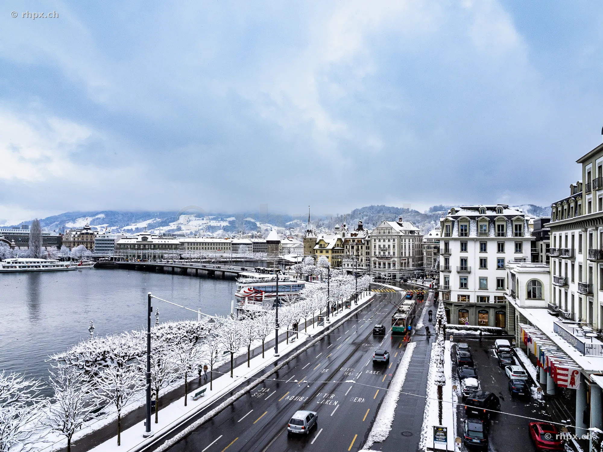 Blick vom Hotel Schweizerhof auf das verschneite Seebecken in Luzern