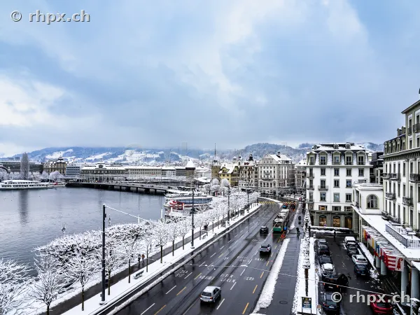 Blick vom Hotel Schweizerhof auf das verschneite Seebecken in Luzern
