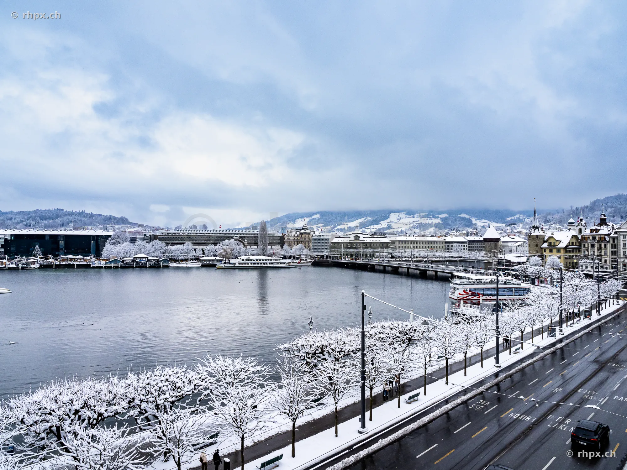 Blick über das winterlich verschneite Luzerner Seebecken mit Uferstrasse