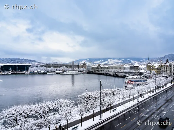 Blick über das winterlich verschneite Luzerner Seebecken mit Uferstrasse