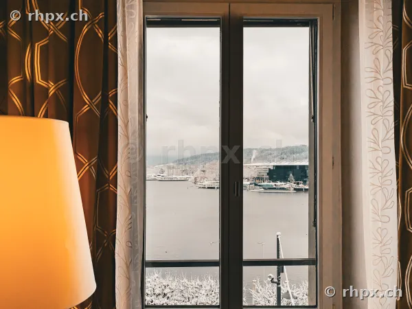 Blick aus einem Hotelzimmer auf den verschneiten Vierwaldstättersee in Luzern