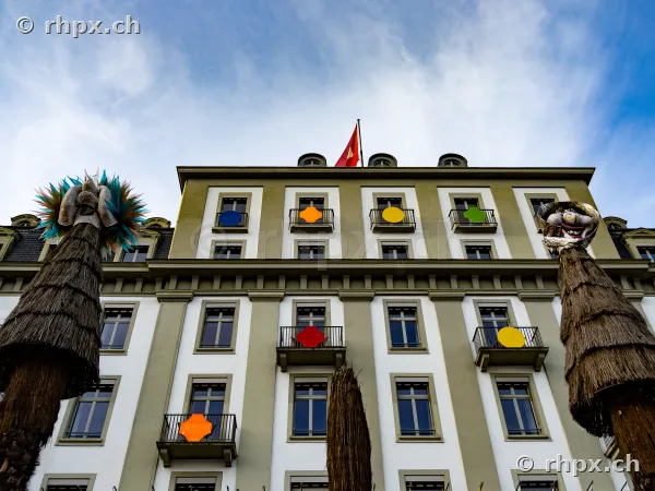 Fasnachtsfiguren vor der Fassade des Hotels Schweizerhof in Luzern